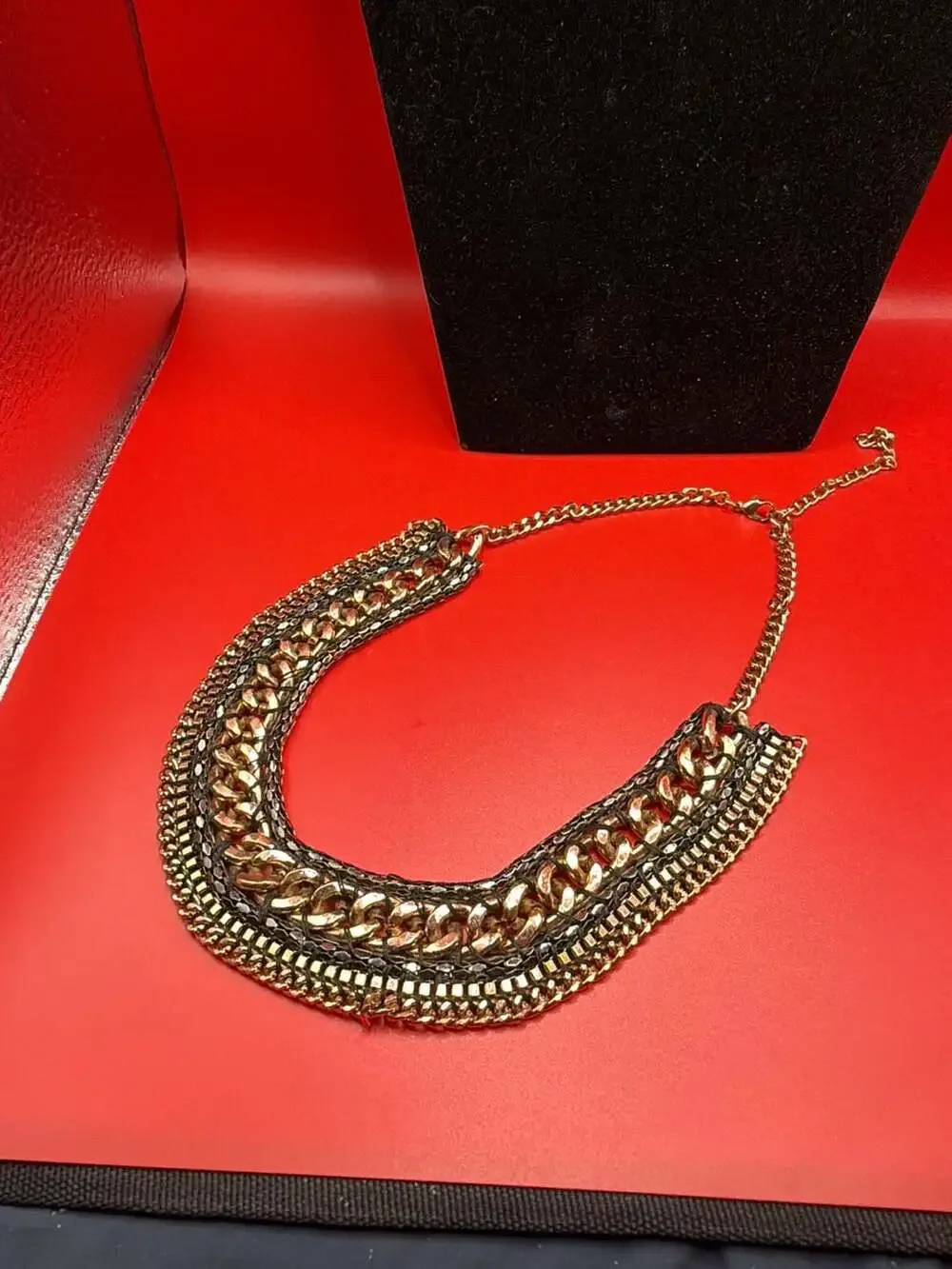 Unbranded layered collar
